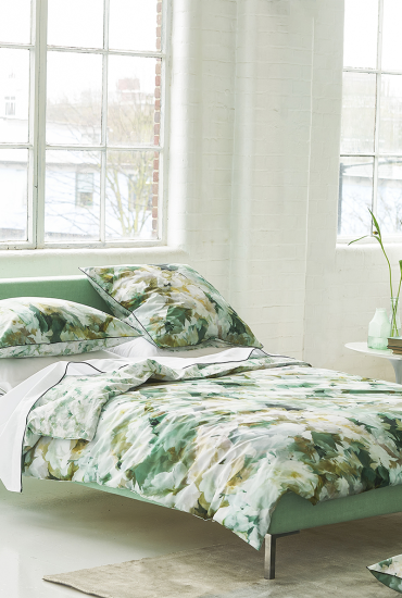 Designers-guild-linge-de-lit-nouveaute-AH21-FLEURS-DE-JOUR-CELADON-ambiance1.png