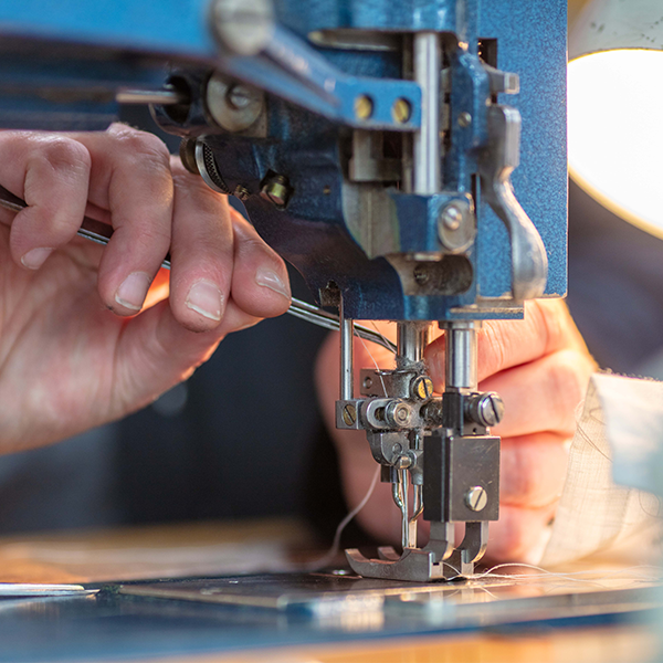 Machine à couture dans l'atelier de Nieppe (59)