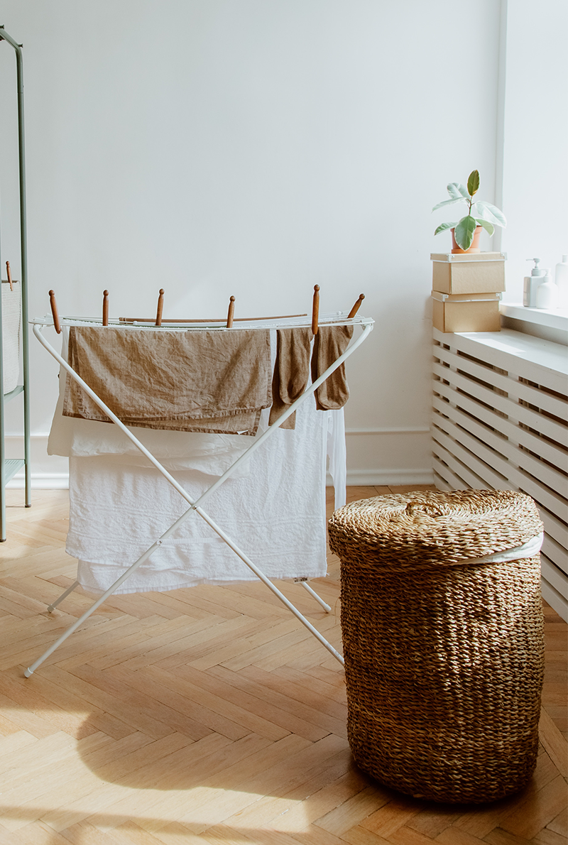 Séchage du linge à l'intérieur sur un étendoir