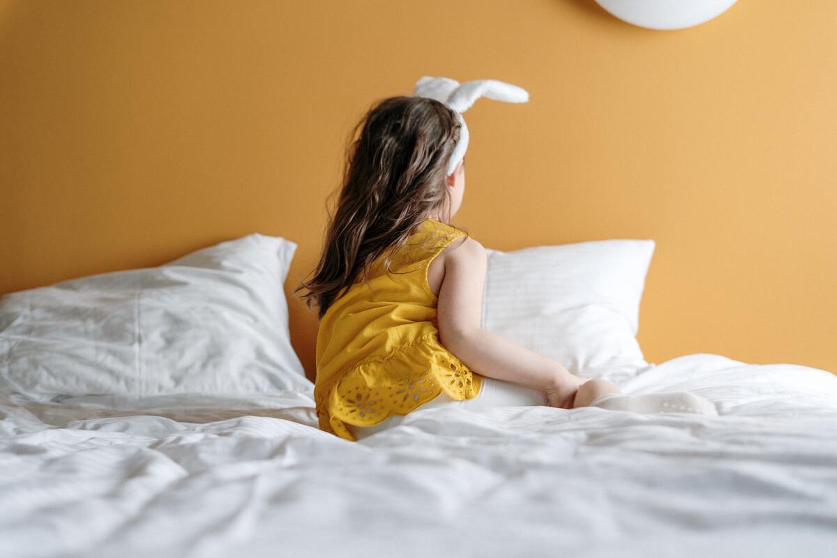 Mur jaune dans la chambre