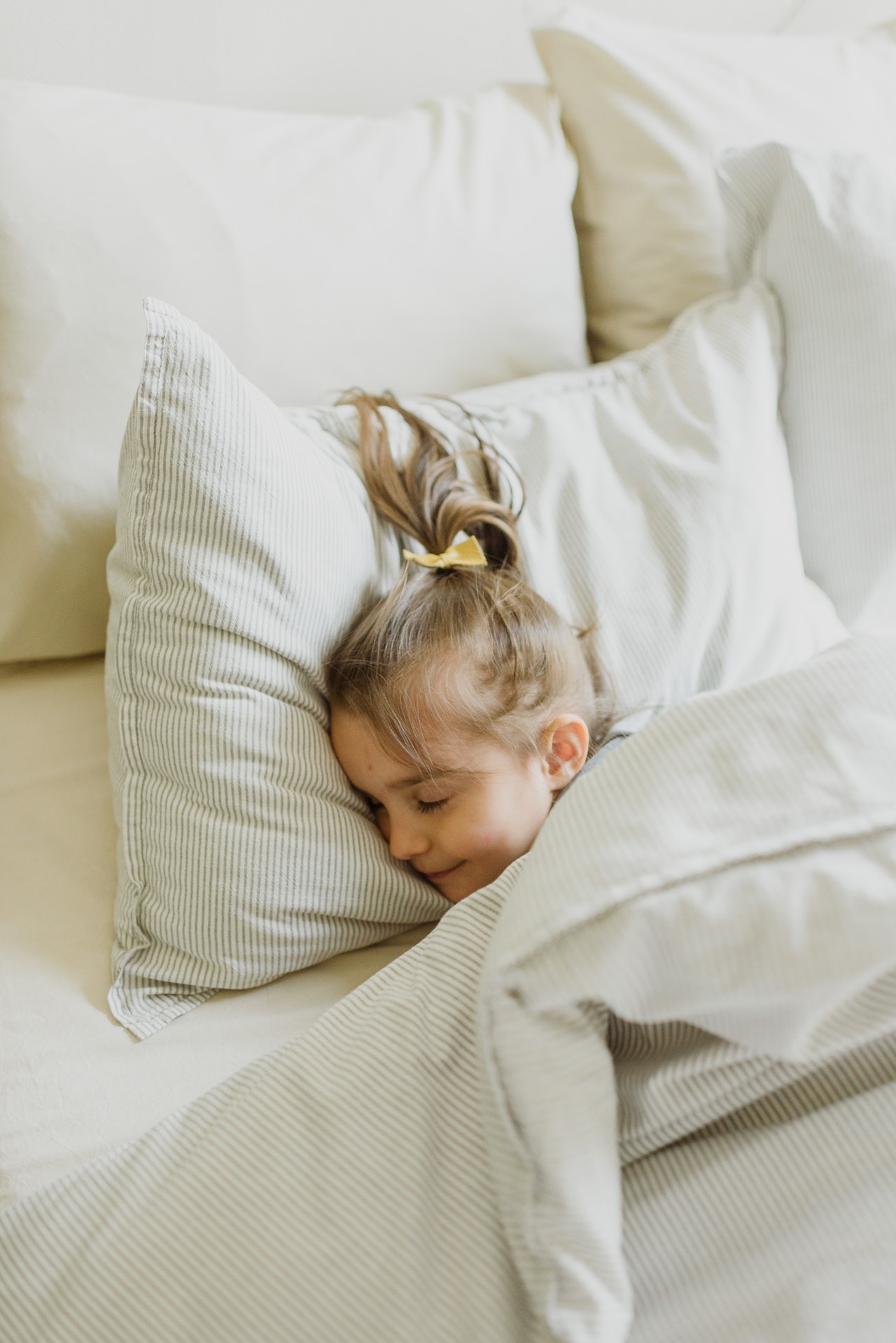 Enfant dormant sur un oreiller